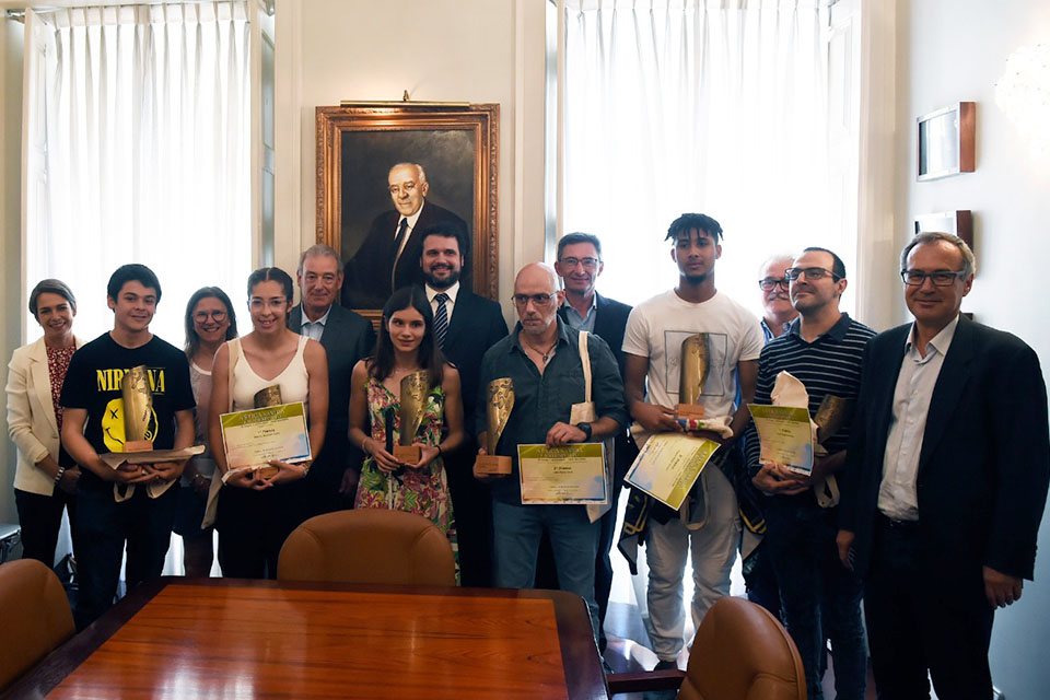 Foto de grupo com os premiados no concurso, organizadores do evento e a presença do Secretário de Estado da Juventude e do Desporto.
