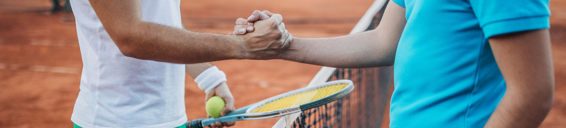 Aperto de mão entre dois jogadores de ténis