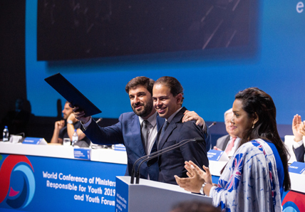 Ministro da Educação, Tiago brandão, e o presidente do Conselho Nacional da Juventude levantam a declaração lisboa+21 na Conferência Mundial de Ministros responsáveis pela Juventude.