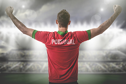 Jovem adepto com t'shirt vermelha e verde com Portugal escrito nas costas 