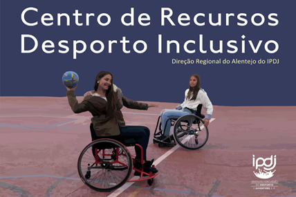 duas raparigas de cadeira de rodas a jogar basquetebol representam o Centro de Recursos Desporto Inclusivo
