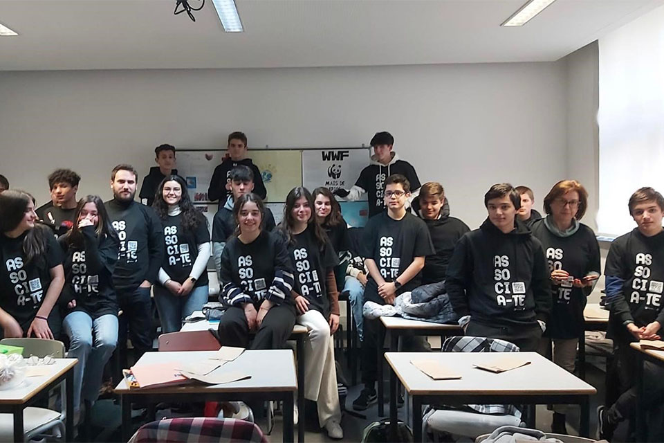 Grupo de jovens estudantes com camisolas «Associa-te» - Viseu