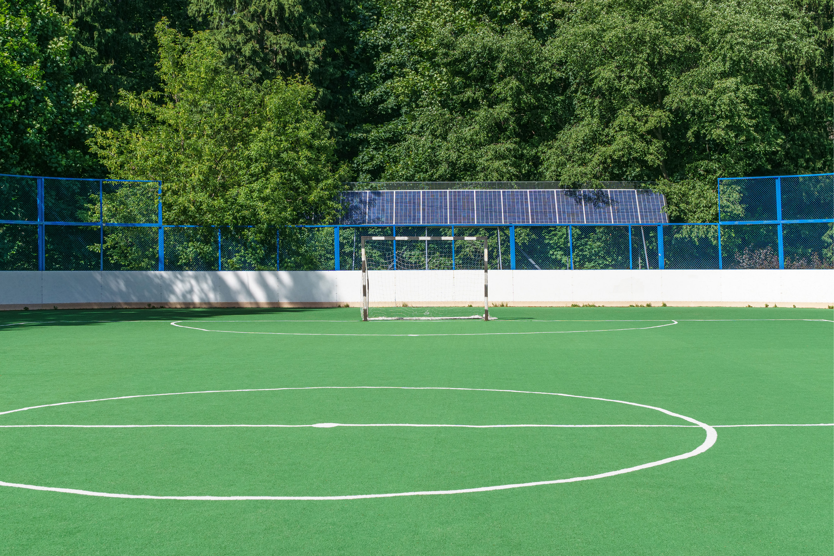 Campo de futebol salão com painéis solares.