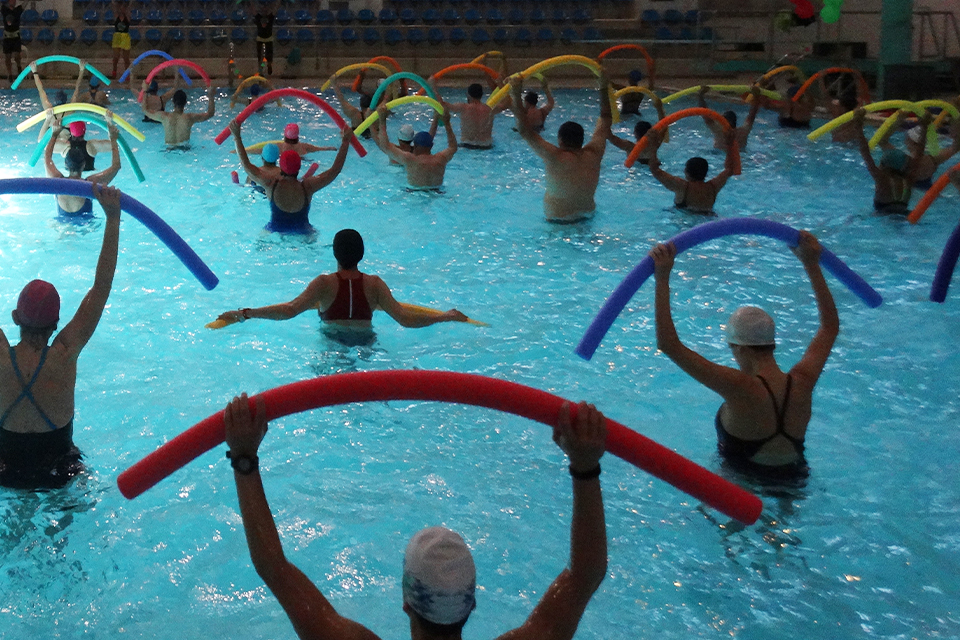 conjunto de pessoas a fazer hidroginastica nas piscinas do Jamor