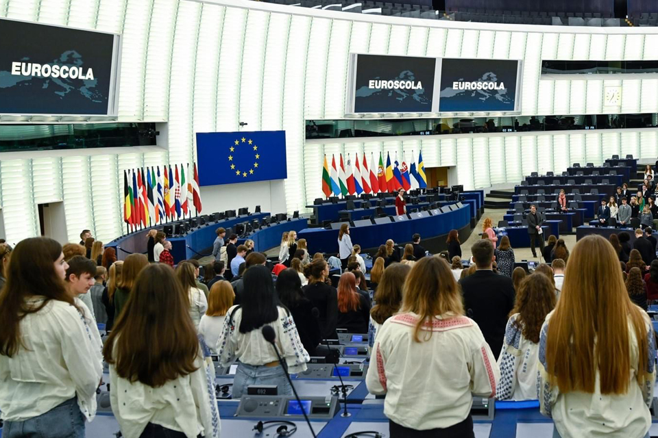 fotos de uma sessão euroscola no parlamento europeu