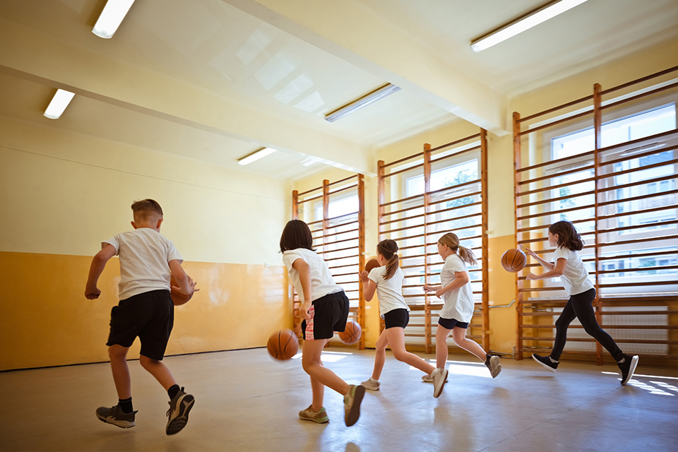 crianças a treinar basquete