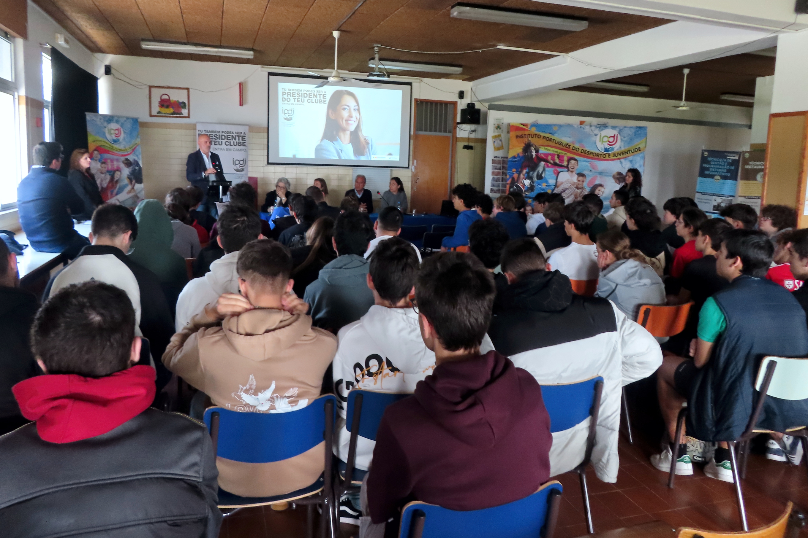 Apresentação da campanha por Miguel Rasquinho, diretor regional do Alentejo do IPDJ, em sala, com as/os jovens participantes, técnicas/os do IPDJ, e convidadas/os.